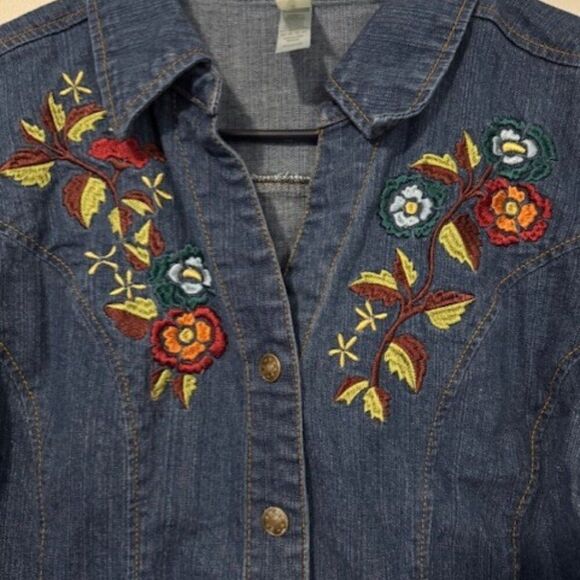 Woman's Decorated Originals Long Sleeve Button Up Jean Jacket Color Blue Size M - Picture 2 of 2
